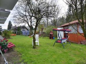 un patio con columpios y parque infantil en Villa Orzechowski en Wisła