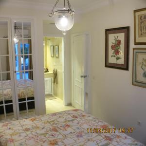 um quarto com uma cama e um quarto com um espelho em Apartamento del paraiso em Estepona