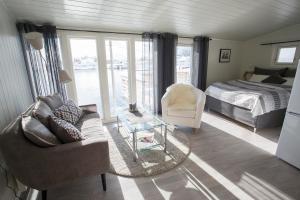Aabor Buene-Svolvær في سفولفير: غرفة معيشة مع سرير وأريكة وطاولة