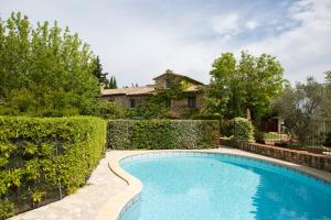 Bazén v ubytování Le Mas Des Aigras - Hôtel & Restaurant de Charme en Provence nebo v jeho okolí
