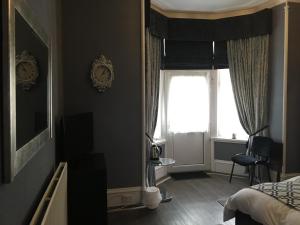 - une chambre avec un lit et une fenêtre dans l'établissement Hannahs Guesthouse, à Aberdeen