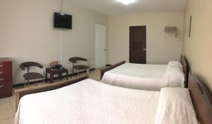 Un pat sau paturi într-o cameră la Hotel Santa Maria Inn