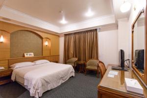 Tempat tidur dalam kamar di Champion Hotel