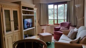 ein Wohnzimmer mit einer Couch und einem Sessel in der Unterkunft Apartamento Monte Bianco in Gramado