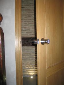 a wooden door with a door knob on it at Apartamento Portales in Logroño