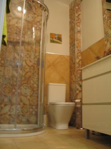 y baño con aseo y ducha. en Apartamento Portales, en Logroño