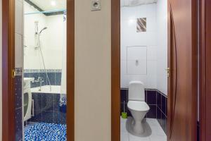 モスクワにあるEuropean Horizontのバスルーム(トイレ、洗面台、シャワー付)