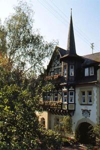 Casa grande en blanco y negro con torre en Pension Haus Weller, en Boppard