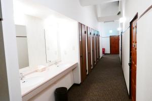 - Baño con 2 lavabos y 2 espejos en K's House Fuji View - Travelers Hostel, en Fujikawaguchiko