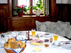 una mesa con un plato de pan y huevos. en Bio-Bauernhof Rettenbachgut, en Werfen