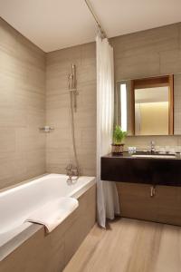 BATIQA Hotel Pekanbaru的一间浴室