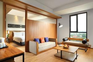 北干巴鲁BATIQA Hotel Pekanbaru的带沙发和床的客厅