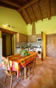 cocina con mesa y sillas en una habitación en Apartamentos Rurales La Viña, en Cangas de Onís