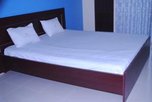 Llit o llits en una habitació de Shopno Bilash Holiday Suites