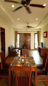 ein Wohnzimmer mit Tisch und Couch in der Unterkunft Thongsathit Hill Resort Khao Yai in Nong Nam Daeng