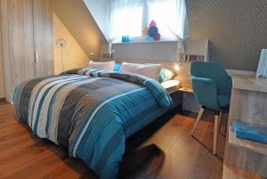 1 dormitorio con cama, escritorio y silla en Frankfurt Bed & Breakfast en Frankfurt