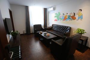 Nostalgia Hotel Zhangjiakou- Near The Grass Skyline, Dajingmen, 20 minutes away from Zhangjiakou High-speed Railway Station, Free ice cream, mineral water, coffee, snacks and laundry service, English communication well的休息区