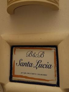 ガリポリにあるB&B Santa Luciaの壁面の標識