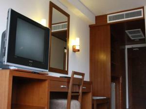 TV a/nebo společenská místnost v ubytování Hiran Residence