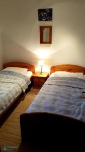 Llit o llits en una habitació de Ferienwohnung Witthöhn 8