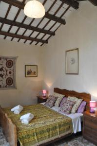 エーリチェにあるCase Bruno Residenze Tipicheのベッドルーム1室(ベッド1台、ナイトスタンド2台、ランプ2つ付)