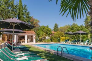 Bazén v ubytování Résidence Miro, gîtes climatisés avec piscine et tennis nebo v jeho okolí