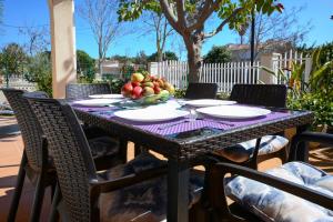 uma mesa com uma tigela de fruta em Pinya em Port d'Alcudia