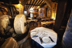 un restaurante con una mesa con platos blancos. en Bed and Breakfast Sotto le Stelle, en Caltabellotta