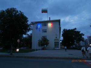 ポモリエにあるApartments on Tsar Petarの旗白い建物