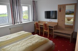 En eller flere senge i et værelse på Gasthof-Pension Urzn