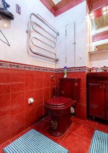 モスクワにあるAppartment Nametkina 1の赤いタイルのバスルーム(赤いトイレ付)