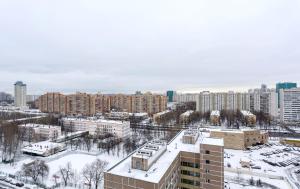 モスクワにあるAppartment Nametkina 1の雪に覆われた建物や建物のある都市