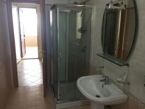łazienka z przeszkloną kabiną prysznicową i umywalką w obiekcie Casa Vacanze Samira w mieście Fondachello +37 zdjęć