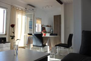 ein Wohnzimmer mit Tisch und Stühlen in der Unterkunft Apartment Floral in Brodarica