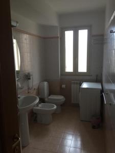 a bathroom with a toilet and a sink and a tub at Casa Vacanze Samira in Fondachello