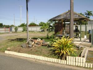 
a yard with a fence and a house at Best One Motel in Rockhampton
