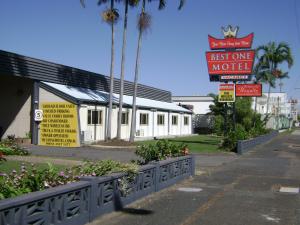 un edificio con cartelli di fronte a un motel di Best One Motel a Rockhampton