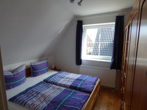 - une petite chambre avec un lit et une fenêtre dans l'établissement Giebelhaus Frida - Sylt, Westerland, à Westerland