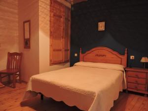 um quarto com uma cama grande e uma parede preta em Ablanera 2 em Cangas de Onís