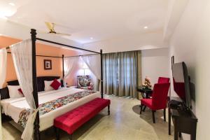 Postel nebo postele na pokoji v ubytování Silver Sands Serenity Resort, Candolim