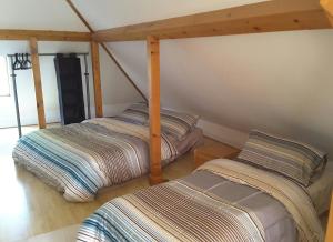 a room with two beds in a room at Osterley Studio Room in Isleworth