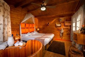 um quarto com uma cama num chalé de madeira em Ecolodge Langhe em Cherasco