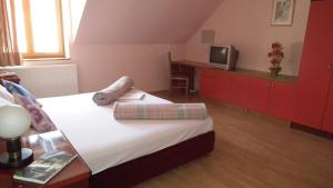 Un pat sau paturi într-o cameră la Naša Tvrđava Guest Accommodation