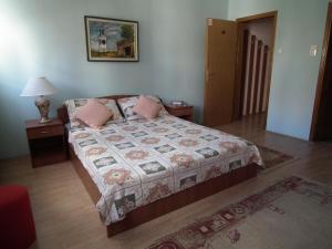 Postel nebo postele na pokoji v ubytování Naša Tvrđava Guest Accommodation