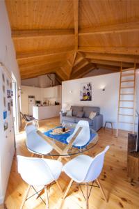 uma sala de estar com uma mesa e cadeiras brancas em FishermenApartments - Santos 4D em Lisboa