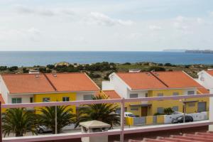 vistas al océano desde el balcón de una casa en Surf and Stones Apartment, en Peniche