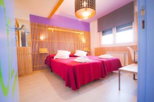 Un dormitorio con una mesa roja con toallas. en Pension Restaurante Casa Camiño, en Palas de Rei 