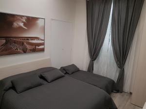 sypialnia z łóżkiem i dużym oknem w obiekcie Casa vacanza Furlani w mieście Grottaferrata