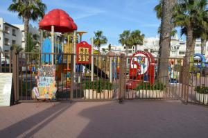 una puerta con un parque infantil en Apartamento en Puerto Marina G204, en Benalmádena