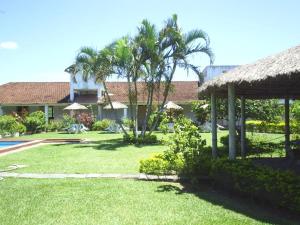 a yard with a house and a resort at Parque Hotel Morro Azul - a 12 km do Parque dos Dinossauros in Morro Azul